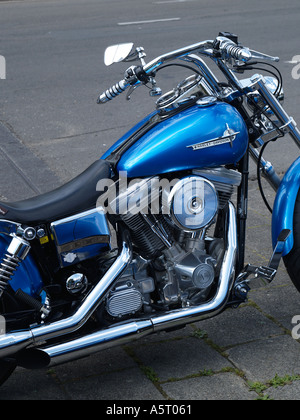 Elektrische blaue Harley Davidson custom Chopper am Straßenrand geparkt Stockfoto
