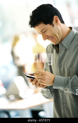 Mann mit elektronischer Organizer, Seitenansicht Stockfoto