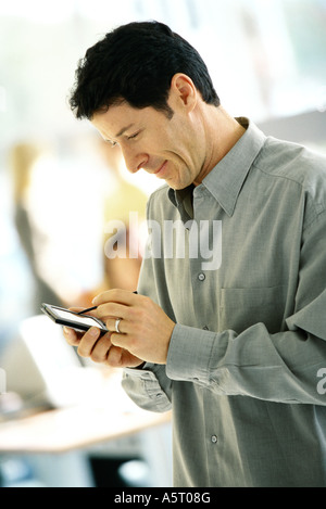 Mann mit elektronischer Organizer, Seitenansicht Stockfoto