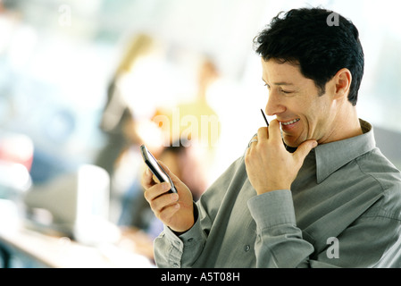 Mann mit elektronischer Organizer, Seitenansicht Stockfoto