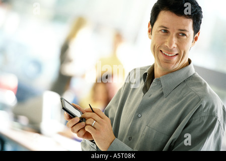 Mann mit Organiser, Lächeln Stockfoto