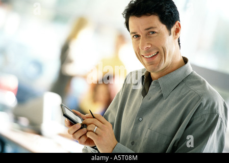 Mann mit Organiser, lächelnd in die Kamera Stockfoto