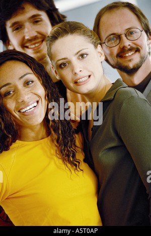 Vier junge Erwachsene, lässig gekleidet, portrait Stockfoto