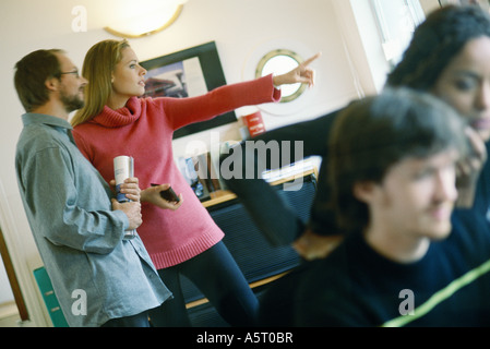 Frau stehend nahe bei Mann und zeigte im Interieur Stockfoto