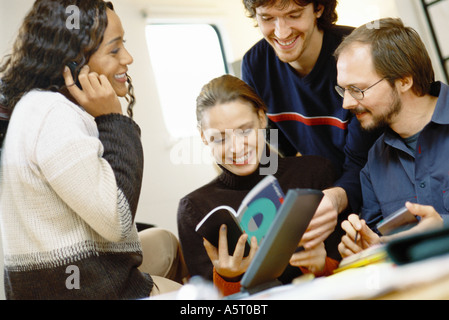 Vier junge Kolleginnen und Kollegen zusammen arbeiten Stockfoto