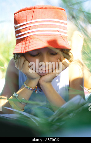 Mädchen liegend Gras, lesen Stockfoto