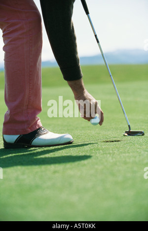 Golfer Golfball, niedrige Abschnitt Abholung Stockfoto