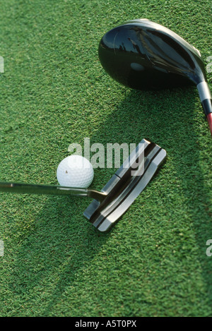Putter, Driver und Golfball auf Rasen, Nahaufnahme