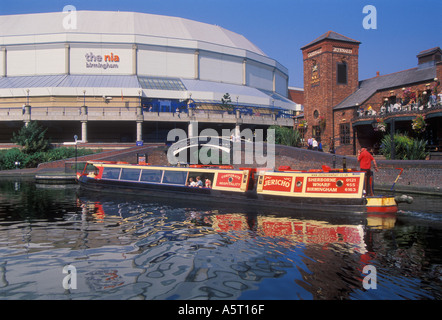 Schmale Kanalboot außerhalb der National Indoor Arena NIA Birmingham West Midlands England UK GB EU Europa Stockfoto