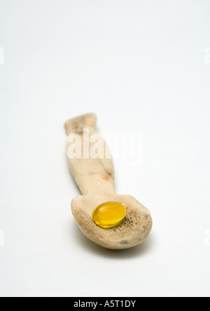 Gelcap im Knochen Löffel Stockfoto