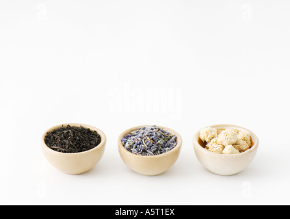 Drei Kalebasse Schalen mit Teeblättern, Lavendel und Kamillenblüten Stockfoto