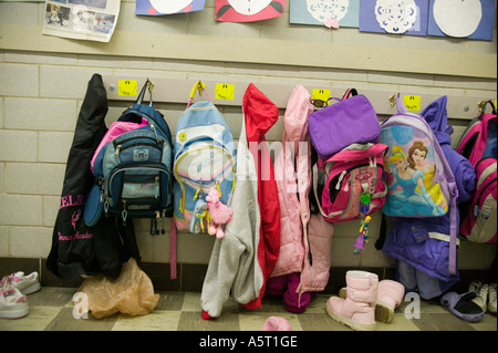 Wintermäntel hing in der Grundschule Stockfoto