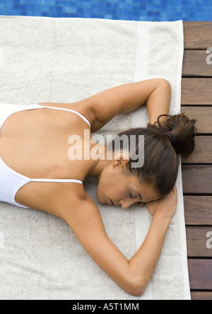 Junge Frau am Pool Handtuch liegen Stockfoto