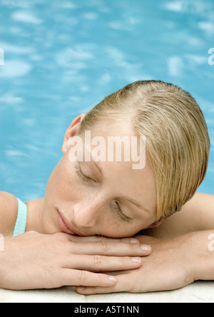 Junge Frau ruhen Kopf am Rand des Pools, Nahaufnahme Stockfoto