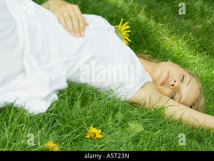 Frau im Gras liegen Stockfoto