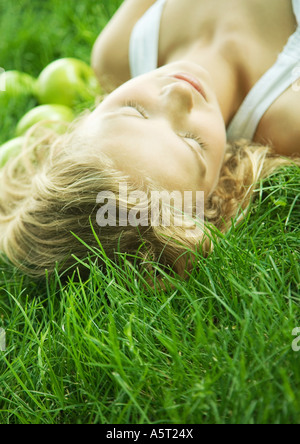 Frau im Gras liegen Stockfoto