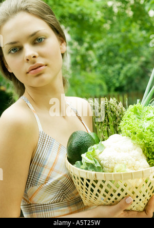 Frau mit Korb voll mit frischem Gemüse Stockfoto