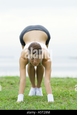 Junge Frau, die im Freien arbeiten Stockfoto