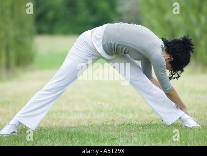 Junge Frau, dehnen, im freien Stockfoto