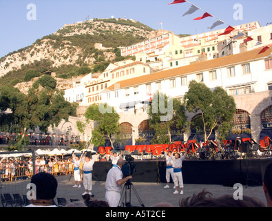 Gibraltar Menschen genießen eine Street Party anlässlich 300 verkaufen der britischen Herrschaft, 2004, Stockfoto