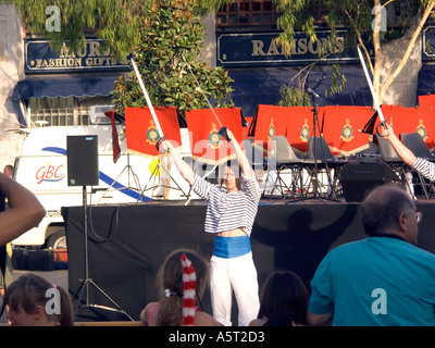 Gibraltar Menschen genießen eine Street Party anlässlich 300 verkaufen der britischen Herrschaft, 2004, Stockfoto