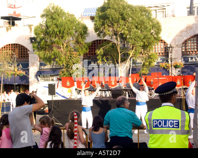 Gibraltar Menschen genießen eine Street Party anlässlich 300 verkaufen der britischen Herrschaft, 2004 Stockfoto