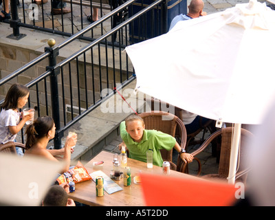 Gibraltar Menschen genießen eine Street-Party zur Feier von 300 Jahren britischer Herrschaft, August 2004, Kasematten Platz, Gibraltar, Stockfoto