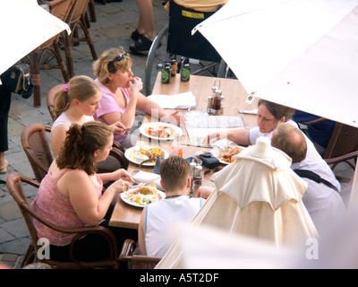 Gibraltar Menschen genießen eine Street-Party zur Feier von 300 Jahren britischer Herrschaft, August 2004, Kasematten Platz, Gibraltar, Stockfoto