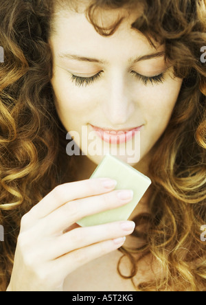 Frau riechende Stück Seife Stockfoto