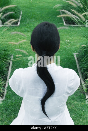Frau im Ziergarten, Rückansicht Stockfoto