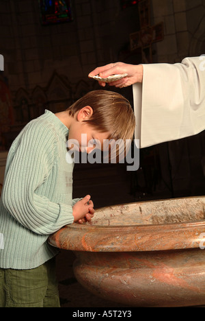 Die christliche Taufe Sakrament, Salbung ein Kinderkopf mit Weihwasser. Stockfoto