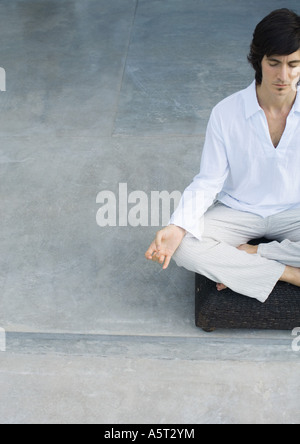 Meditieren, teilweise Blick des Mannes Stockfoto