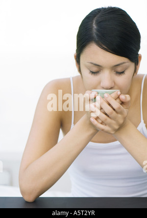 Frau mit Tasse, Gesicht, Augen geschlossen Stockfoto