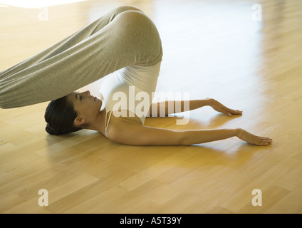 Yoga-Kurs, Frau Pflug-Pose zu tun Stockfoto