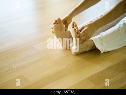 Yoga-Kurs, sitzt Frau dabei nach vorne beugen, beschnitten, Ansicht Stockfoto