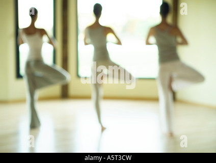 Yoga Klasse stehen in Baumpose, unscharf gestellt Stockfoto