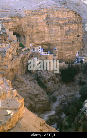 Das Kloster des heiligen Georg von Koziba, eingebettet in das üppige Tal der Wadi Qelt, Judäer- oder Judäer-Wüste in Israel Stockfoto