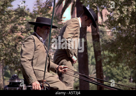 Zwei Spanier tragen Sombreros und traditionellen andalusischen Jacken und Sombreros, zum Jahresbeginn die Feria in Malaga Stockfoto