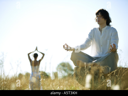 Junge Erwachsene beim Yoga im freien Stockfoto