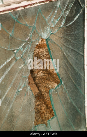 zerbrochenes Fenster vernagelt Stockfoto