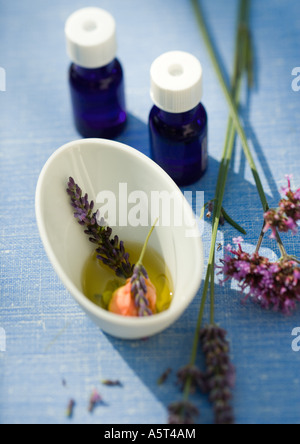 Ätherische Öle und Blumen in Öl Einmaischen Stockfoto
