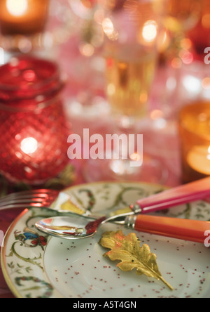 Gedeckten Tisch mit Maßgedecke Stockfoto