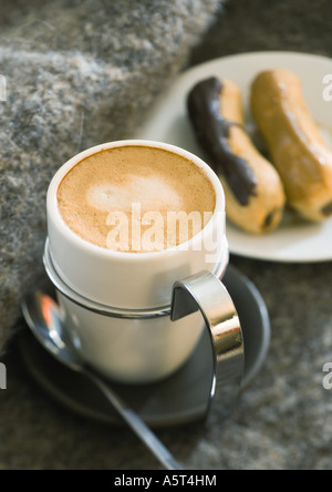 Espresso und Gebäck Stockfoto