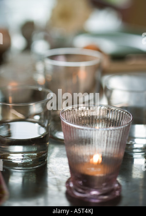Gläser und Kerzen auf den Tisch Stockfoto