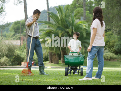 Familie tun yardwork Stockfoto