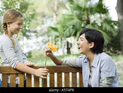 Mutter und Tochter, den Austausch von Blume Stockfoto