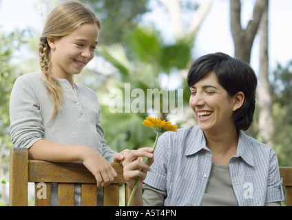 Mutter und Tochter, Mutter mit Blume Stockfoto