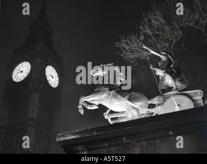 Nacht Zeit Schuss der Statue der Boudicca mit Big Ben hinter London Großbritannien ca. 1960 Stockfoto