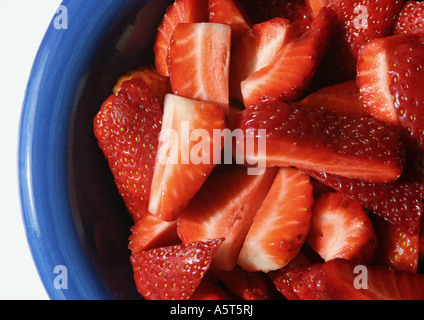 Schüssel mit in Scheiben geschnittenen Erdbeeren Stockfoto