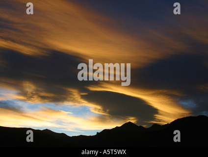 Himmel bei Sonnenuntergang und Silhouette der Berge Stockfoto